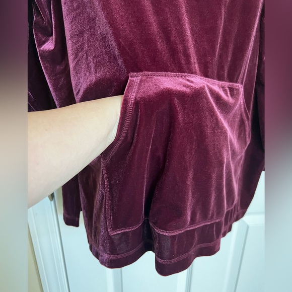 Velour, Denim & Company, Burgundy Tunic with Hood & Kangaroo pocket. - Picture 6 of 16